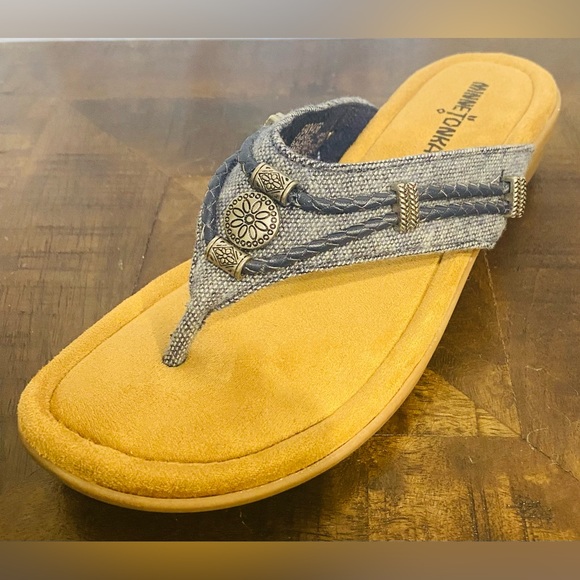 Minnetonka Silverthorne Thong Sandals Slip On Leather Jeweled Padded Foot Blue 7 - Picture 3 of 11